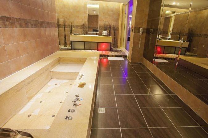 Idee Spa Motel Yangmei Екстериор снимка